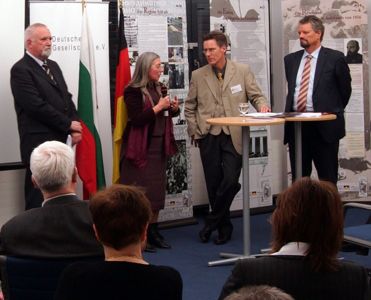 Podiumsdiskussion bei der Eröffnung in Berlin